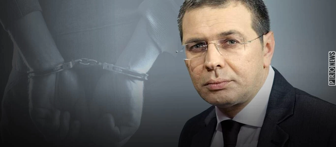 Μαύρες εποχές: Συνελήφθη ο εκδότης Στέφανος Χίος από την Κρατική Ασφάλεια για ένα πρωτοσέλιδο της εφημερίδας του